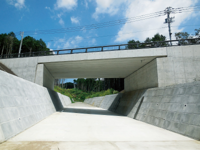 富士山鞍骨沢沈砂地流路工事