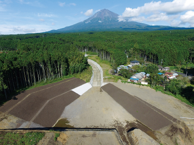 富士山鞍骨沢遊砂地護岸工事